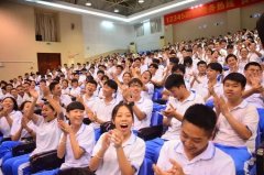 正在学校带领和温海鸿副长热情弥漫的寄语声中